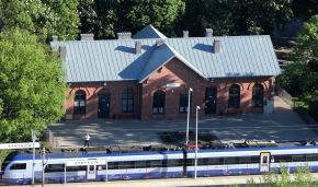 Dworzec kolejowy w Strykowie